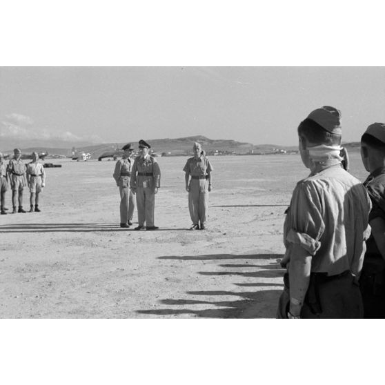 Arrivée du général Kurt von Waldau sur le terrain de Kalamaki (Grèce).