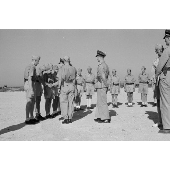 Arrivée du général Kurt von Waldau sur le terrain de Kalamaki (Grèce).