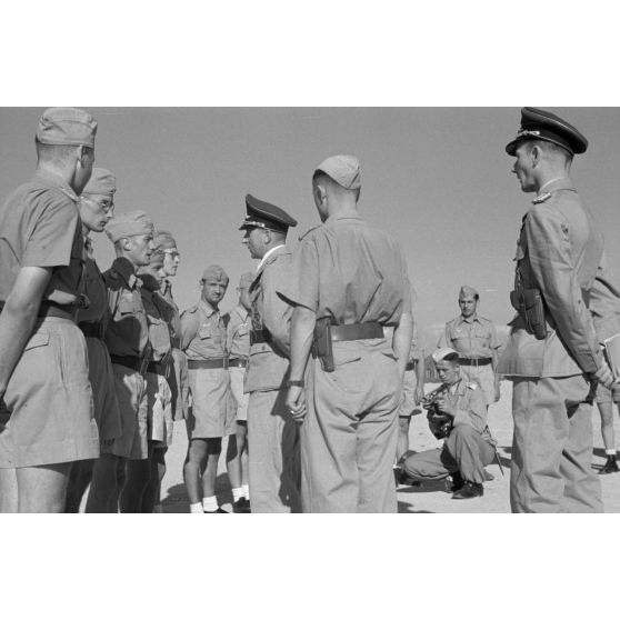 Arrivée du général Kurt von Waldau sur le terrain de Kalamaki (Grèce).