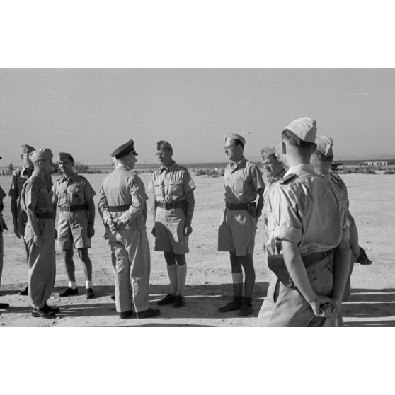 Arrivée du général Kurt von Waldau sur le terrain de Kalamaki (Grèce).