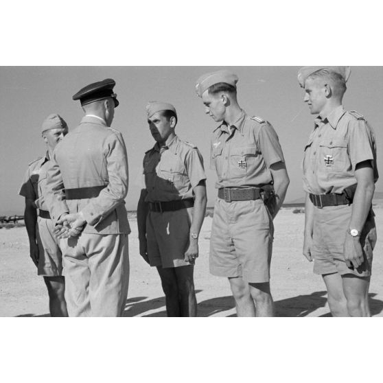 Arrivée du général Kurt von Waldau sur le terrain de Kalamaki (Grèce).