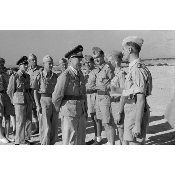 Arrivée du général Kurt von Waldau sur le terrain de Kalamaki (Grèce).