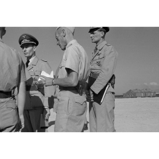 Arrivée du général Kurt von Waldau sur le terrain de Kalamaki (Grèce).
