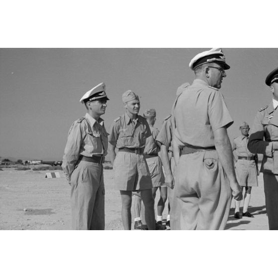 Arrivée du général Kurt von Waldau sur le terrain de Kalamaki (Grèce).