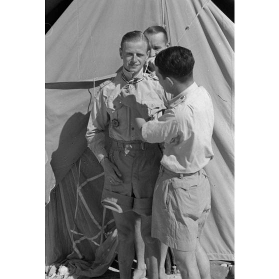 Remise de croix de chevalier de la croix de fer (Oberleutnant) Hans von Bargen.