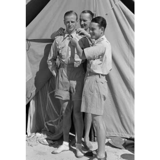 Remise de croix de chevalier de la croix de fer (Oberleutnant) Hans von Bargen.