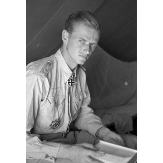 Remise de croix de chevalier de la croix de fer (Oberleutnant) Hans von Bargen.