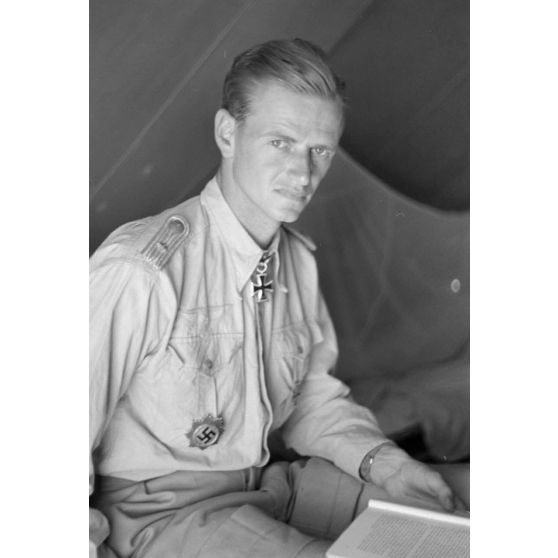 Remise de croix de chevalier de la croix de fer (Oberleutnant) Hans von Bargen.