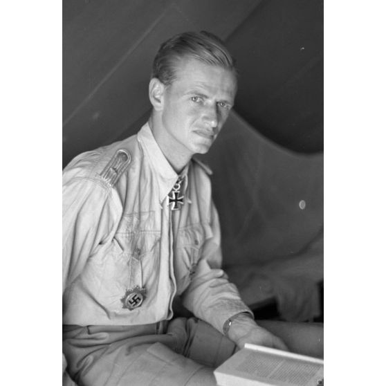 Remise de croix de chevalier de la croix de fer (Oberleutnant) Hans von Bargen.