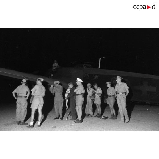 Tôt le matin, les préparatifs d'une mission aérienne à bord d'un bombardier Heinkel He-111.