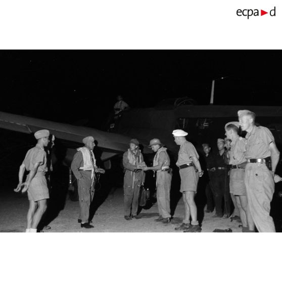 Tôt le matin, les préparatifs d'une mission aérienne à bord d'un bombardier Heinkel He-111.