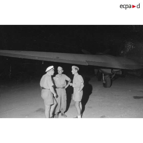 Tôt le matin, les préparatifs d'une mission aérienne à bord d'un bombardier Heinkel He-111.