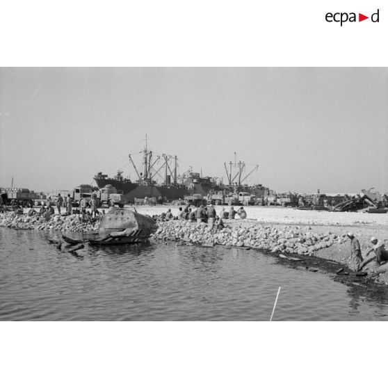 Activités de l'armée allemande dans le port de Benghazi.