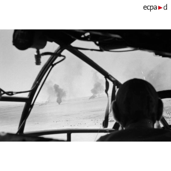 Dans un Heinkel He-111 lors d'une mission de bombardement au sein du Kampfgruppe 100 (KG 100).