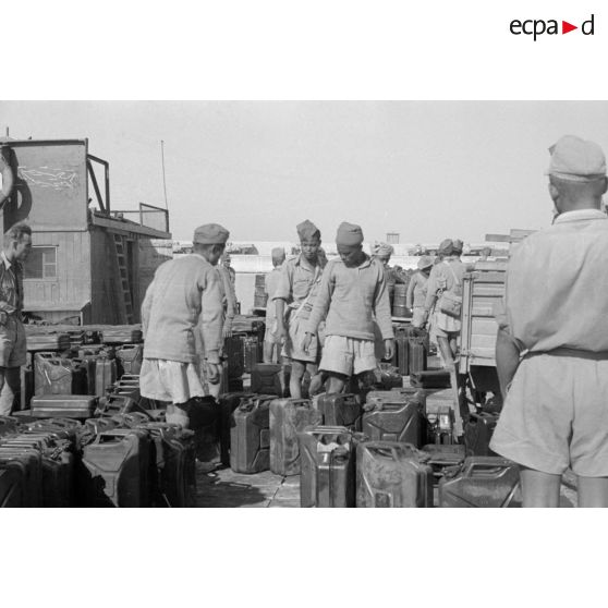 Activités de l'armée allemande dans le port de Benghazi.