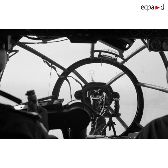 Dans un Heinkel He-111 lors d'une mission de bombardement au sein du Kampfgruppe 100 (KG 100).