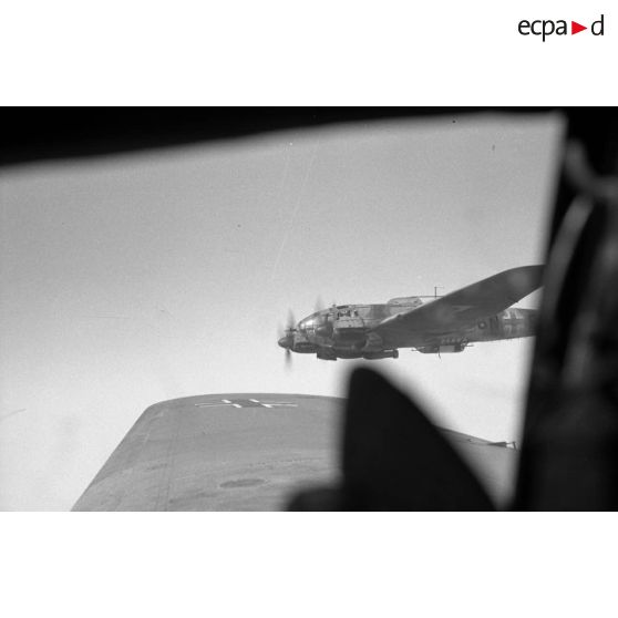 Dans un Heinkel He-111 lors d'une mission de bombardement au sein du Kampfgruppe 100 (KG 100).