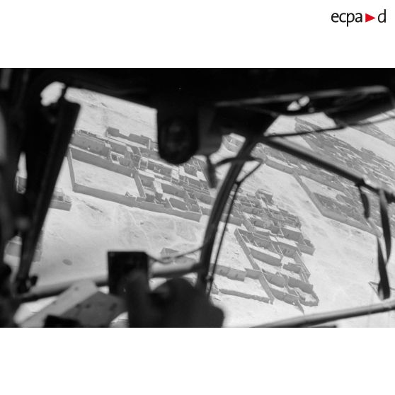 Dans un Heinkel He-111 lors d'une mission de bombardement au sein du Kampfgruppe 100 (KG 100).