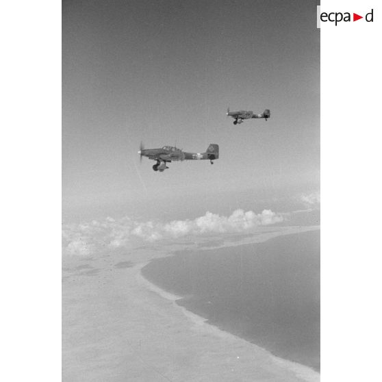 Attaque de Junkers Ju-87 sur des blindés alliés lors de la bataille d'El Alamein.