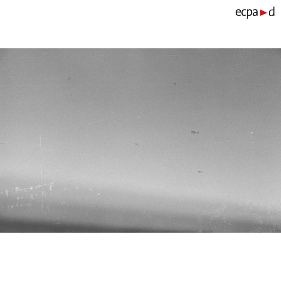 Attaque de Junkers Ju-87 sur des blindés alliés lors de la bataille d'El Alamein.