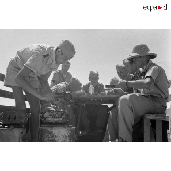 Entre deux vols ou missions, le personnel volant déjeune.