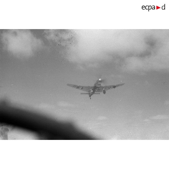 Attaque de Junkers Ju-87 sur des blindés alliés lors de la bataille d'El Alamein.