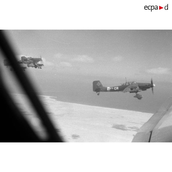 Attaque de Junkers Ju-87 sur des blindés alliés lors de la bataille d'El Alamein.