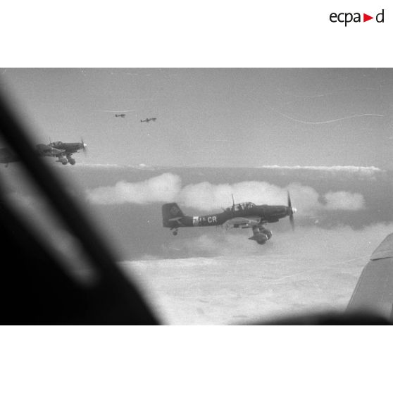 Attaque de Junkers Ju-87 sur des blindés alliés lors de la bataille d'El Alamein.