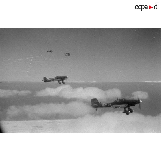 Attaque de Junkers Ju-87 sur des blindés alliés lors de la bataille d'El Alamein.