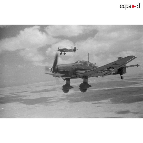Attaque de Junkers Ju-87 sur des blindés alliés lors de la bataille d'El Alamein.