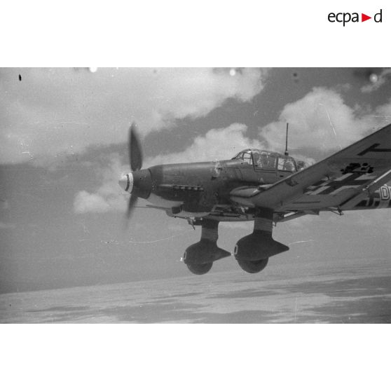 Attaque de Junkers Ju-87 sur des blindés alliés lors de la bataille d'El Alamein.