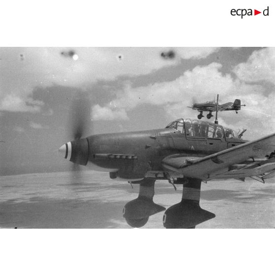 Attaque de Junkers Ju-87 sur des blindés alliés lors de la bataille d'El Alamein.