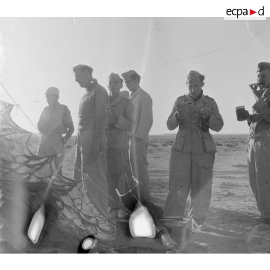 Entre deux vols ou missions, le personnel volant déjeune.