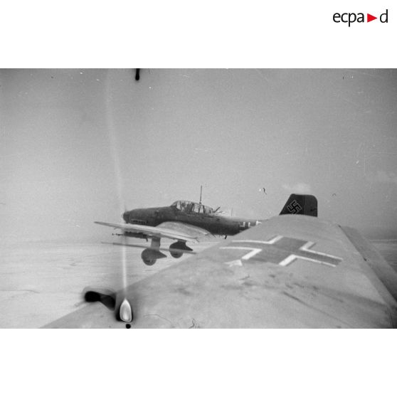 Attaque de Junkers Ju-87 sur des blindés alliés lors de la bataille d'El Alamein.