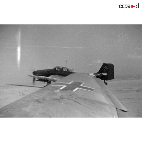 Attaque de Junkers Ju-87 sur des blindés alliés lors de la bataille d'El Alamein.