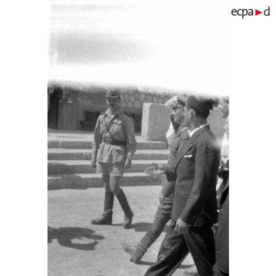 Rommel visite l'oasis de Siwa.