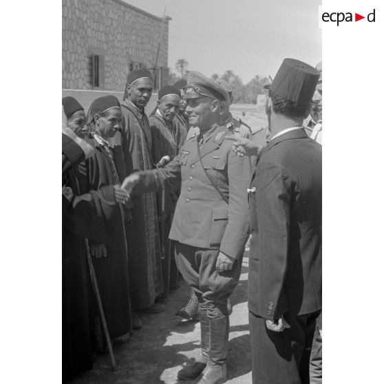 Rommel visite l'oasis de Siwa, rencontre avec les autorités locales.