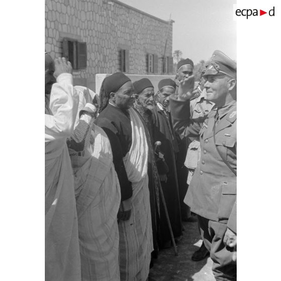 Rommel visite l'oasis de Siwa, rencontre avec les autorités locales.