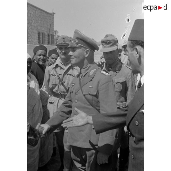 Rommel visite l'oasis de Siwa, rencontre avec les autorités locales.