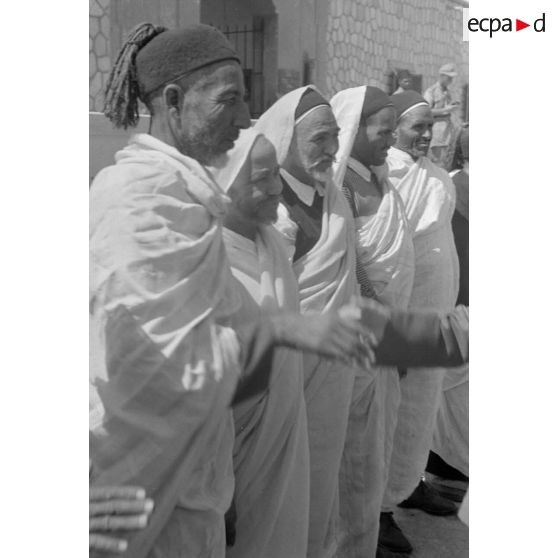 Rommel visite l'oasis de Siwa, rencontre avec les autorités locales.