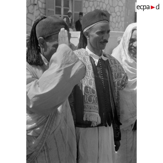 Rommel visite l'oasis de Siwa, rencontre avec les autorités locales.
