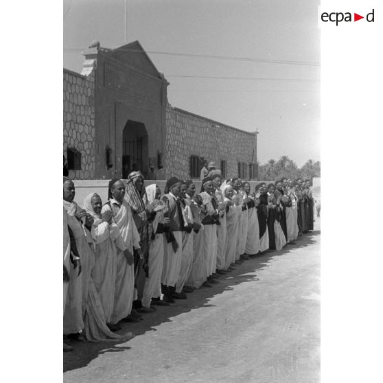 Rommel visite l'oasis de Siwa, rencontre avec les autorités locales.
