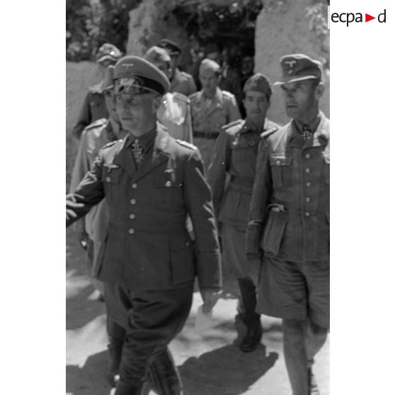 Accompagné d'officiers italiens, Rommel et Gause visitent l'oasis de Siwa.