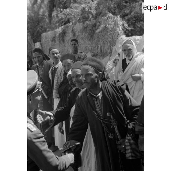 Rommel visite l'oasis de Siwa, rencontre avec les autorités locales.