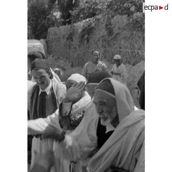 Rommel visite l'oasis de Siwa, rencontre avec les autorités locales.