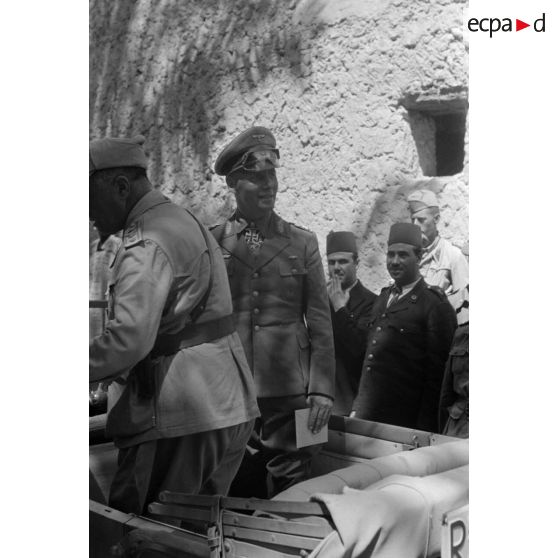 Rommel visite l'oasis de Siwa.