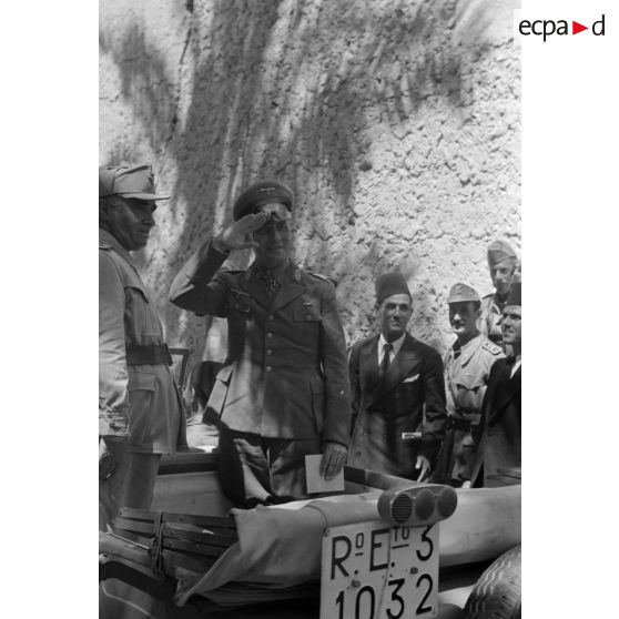 Rommel visite l'oasis de Siwa.