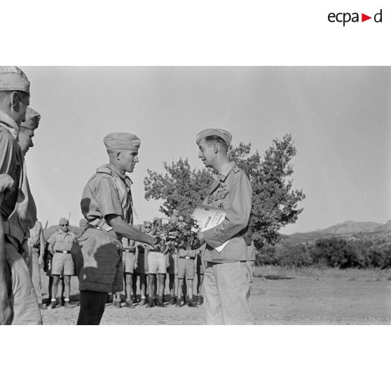 Remise d'un diplôme à un équipage du 2.(F)/Aufklärungsgruppe 123 de Junkers Ju-88 après sa 100e mission aérienne.