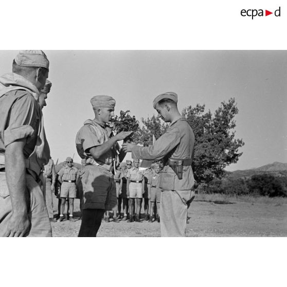 Remise d'un diplôme à un équipage du 2.(F)/Aufklärungsgruppe 123 de Junkers Ju-88 après sa 100e mission aérienne.