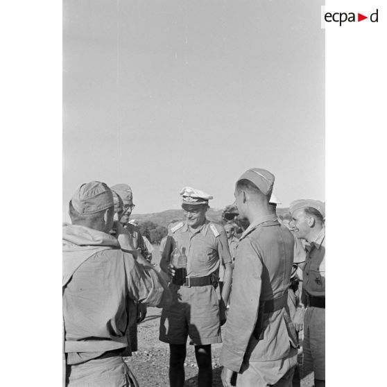 Remise d'un diplôme à un équipage du 2.(F)/Aufklärungsgruppe 123 de Junkers Ju-88 après sa 100e mission aérienne.